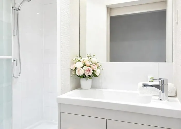 Eiffel Tower Apartment *