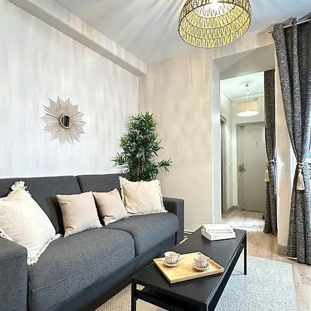 Elegant Near Trocadero Apartment *