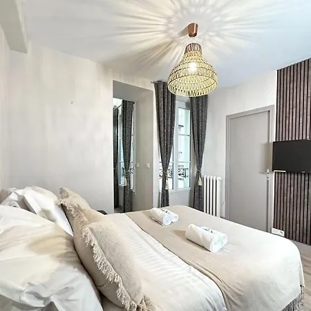 Eiffel Tower Apartmán *